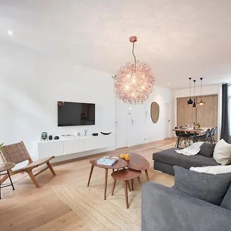 Apartment Super Central, Spacious, Sunny Large Deck & *