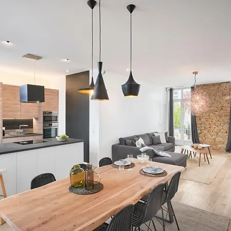 Apartment Super Central, Spacious, Sunny Large Deck &