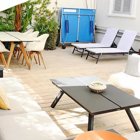 Super Central, Spacious, Sunny Large Deck & Apartment