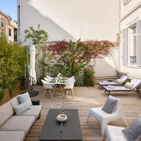 Super Central, Spacious, Sunny Large Deck & Apartment