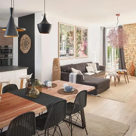 Super Central, Spacious, Sunny Large Deck & Apartment *