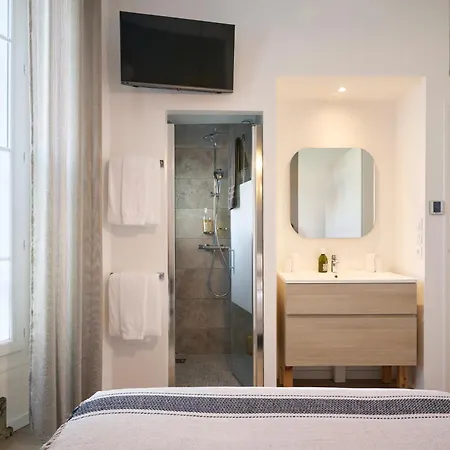 Apartment Super Central, Spacious, Sunny Large Deck & Cannes