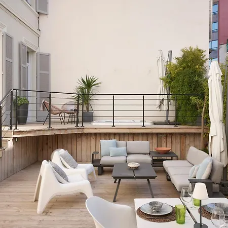 Super Central, Spacious, Sunny Large Deck & Apartment *