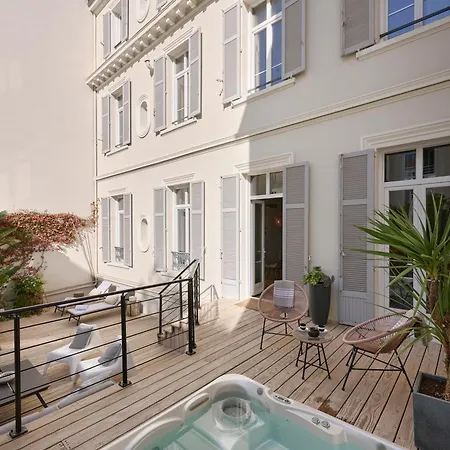 Apartment Super Central, Spacious, Sunny Large Deck & *