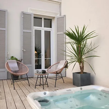 Super Central, Spacious, Sunny Large Deck & Apartment